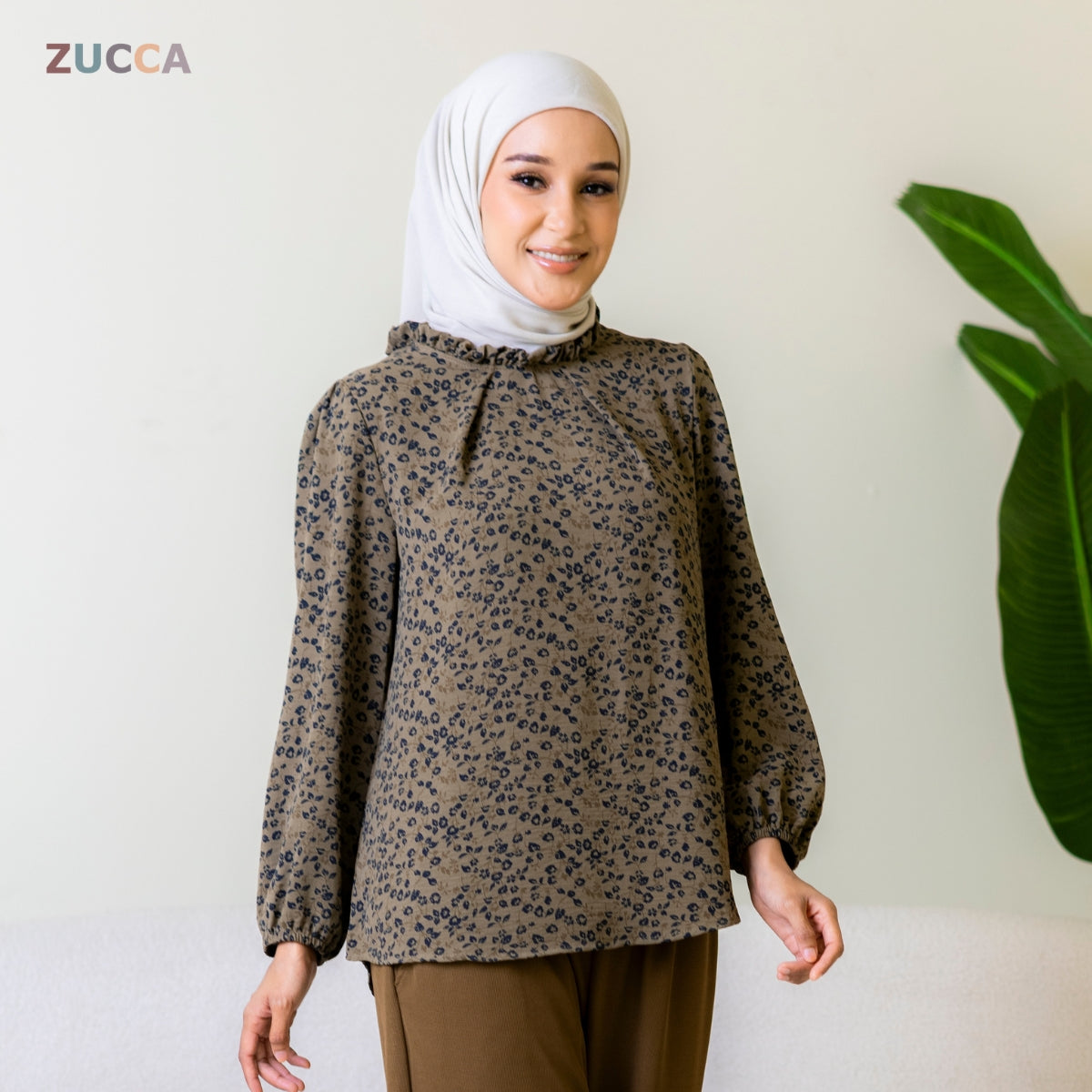 ZUCCA YULINA BLOUS WANITA BERCORAK FLORAL BERSERTA LEHER BERTINGKAT – DM094