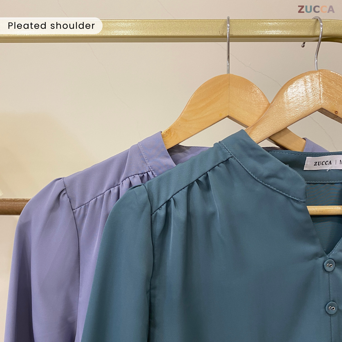ZUCCA KELRA BLOUSE BAHU BERLIPAT DENGAN LEHER V-PLAKET - MA015