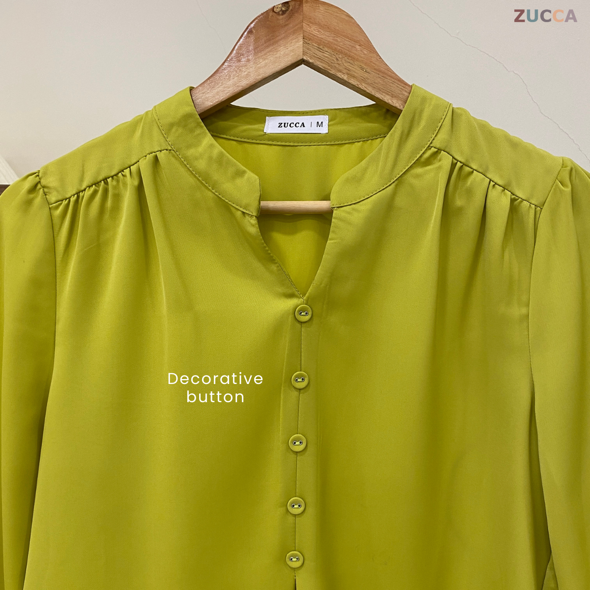 ZUCCA KELRA BLOUSE BAHU BERLIPAT DENGAN LEHER V-PLAKET - MA015