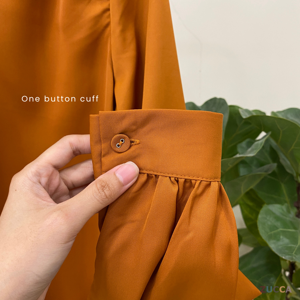 ZUCCA KELRA BLOUSE BAHU BERLIPAT DENGAN LEHER V-PLAKET - MA015
