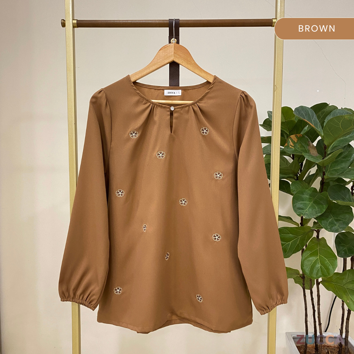 ZUCCA SHILA BLOUS LEHER BERGELOMBANG DENGAN SULAMAN FLORAL – MA005