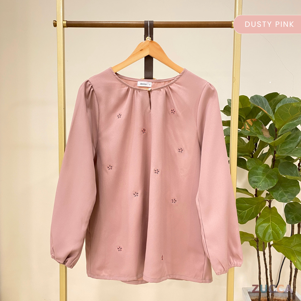 ZUCCA SHILA BLOUS LEHER BERGELOMBANG DENGAN SULAMAN FLORAL – MA005