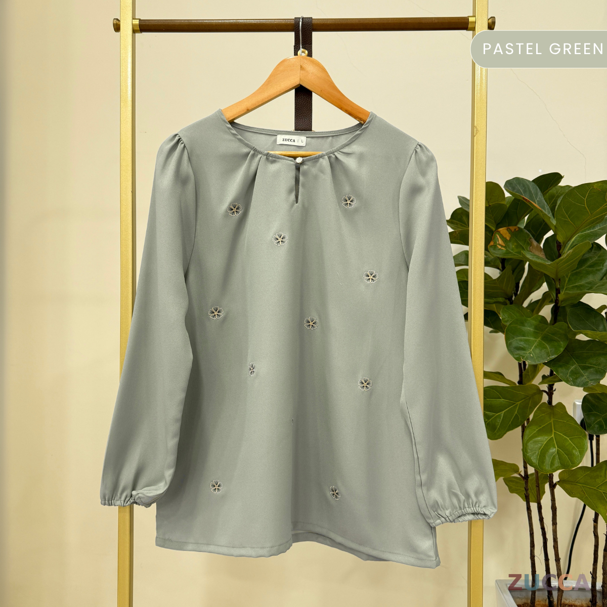 ZUCCA SHILA BLOUS LEHER BERGELOMBANG DENGAN SULAMAN FLORAL – MA005